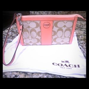 Coach Wristlet/clutch coral/signature new